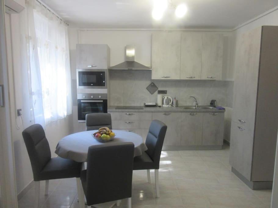 Apartment Ira - Prelijep Stan + Besplatni Parking Pula